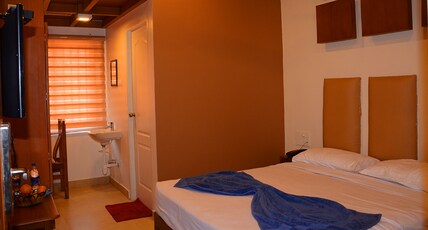 Hotel Shree Deiva Room Type - Deluxe AC (4 Occupancy)