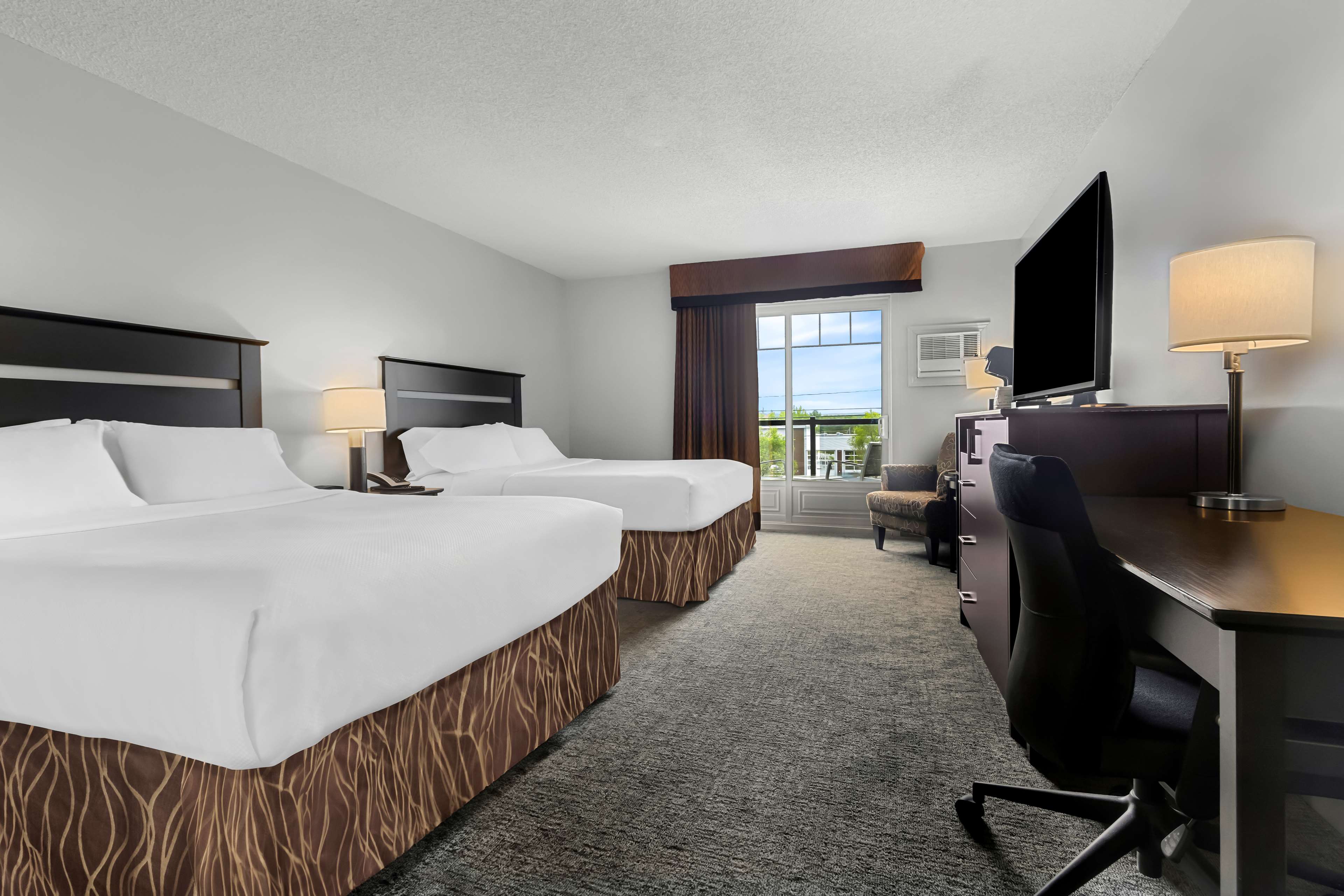 Best Western Plus Mont-Laurier - Tap to explore photos