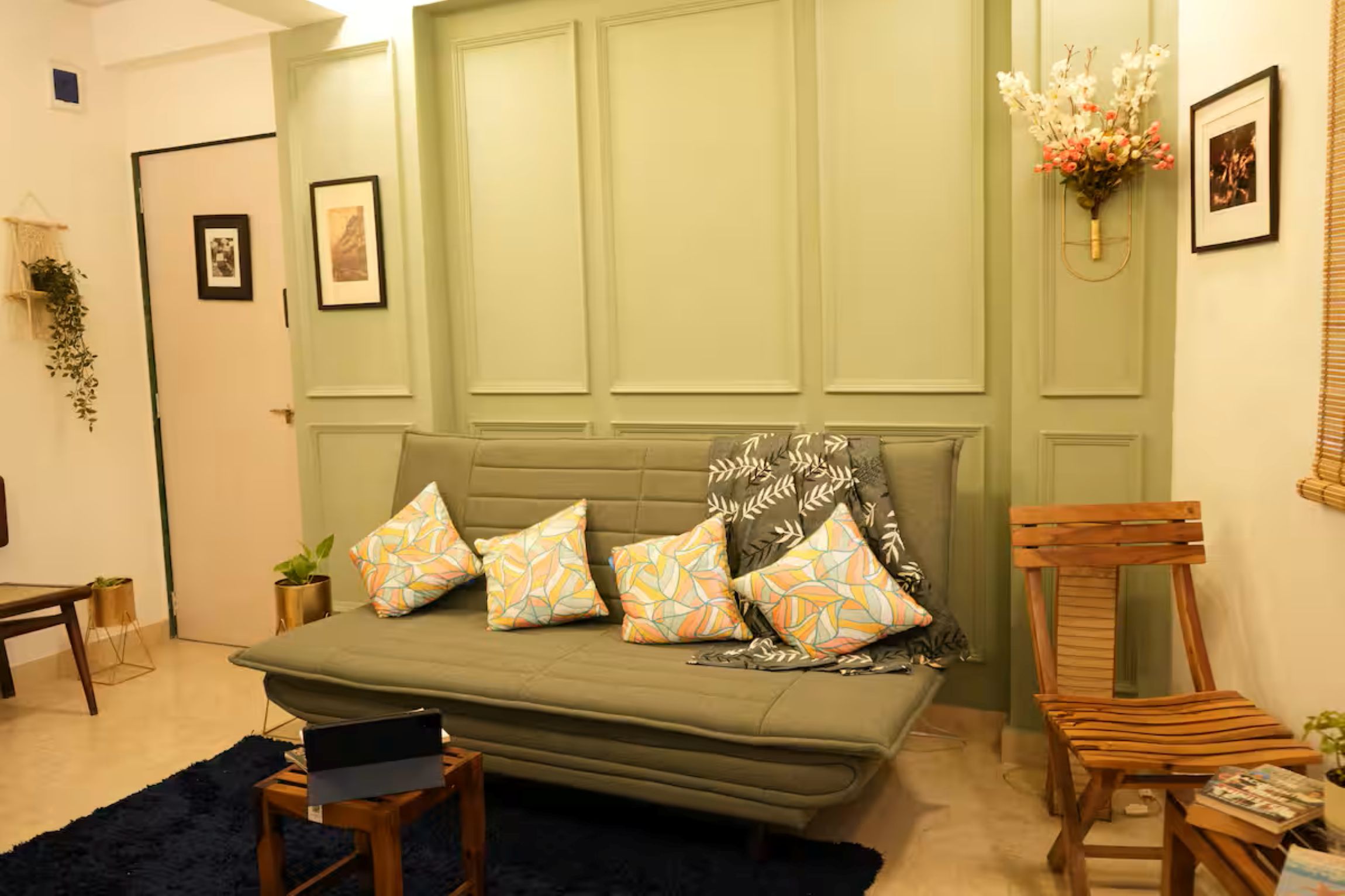 Bonjour Bandra: Cozy & Chic Retreat Off Carter Rd - Tap to explore photos