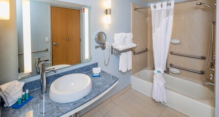 Holiday Inn Express Hotel & Suites Modesto-Salida Room Type - 2 Queen Beds Suite Comm Accessible Tub