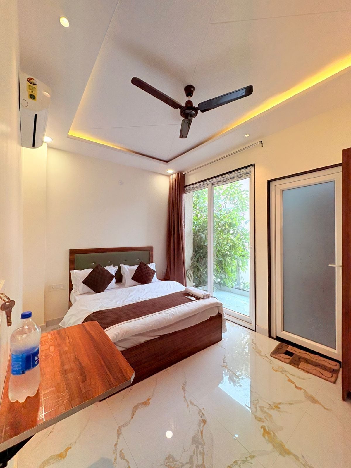 Hotel Saffron Stay - 200 meters from Balaji hospital - Tap to explore photos