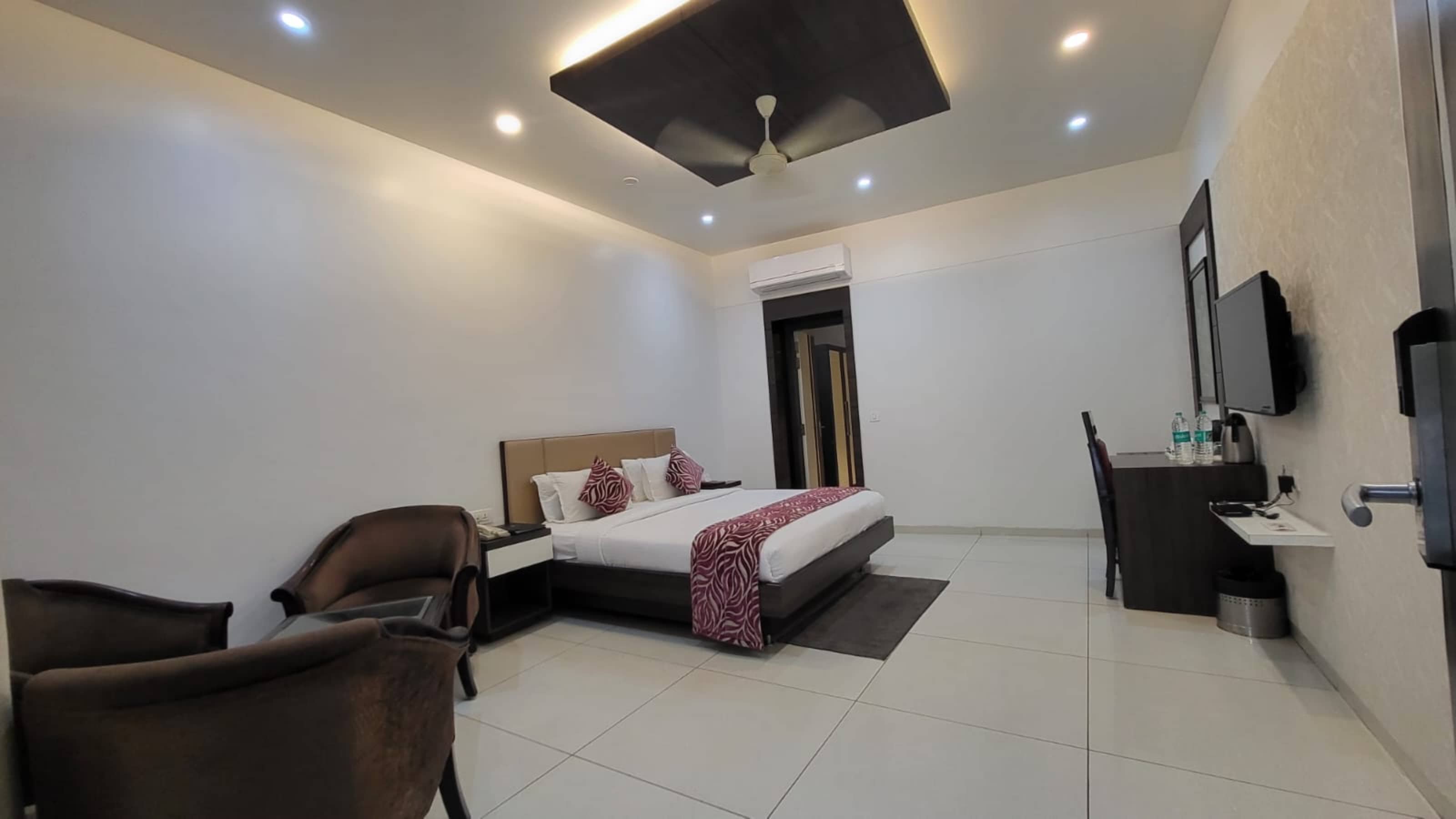 Jhansi Hotel - Tap to explore photos