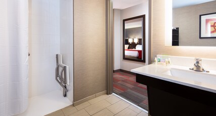 Holiday Inn MILWAUKEE RIVERFRONT Room Type - 1 King Standard Communications Mobility Accessible Holiday Inn MILWAUKEE RIVERFRONT Room Type - 1 King Standard Communications Mobility Accessible