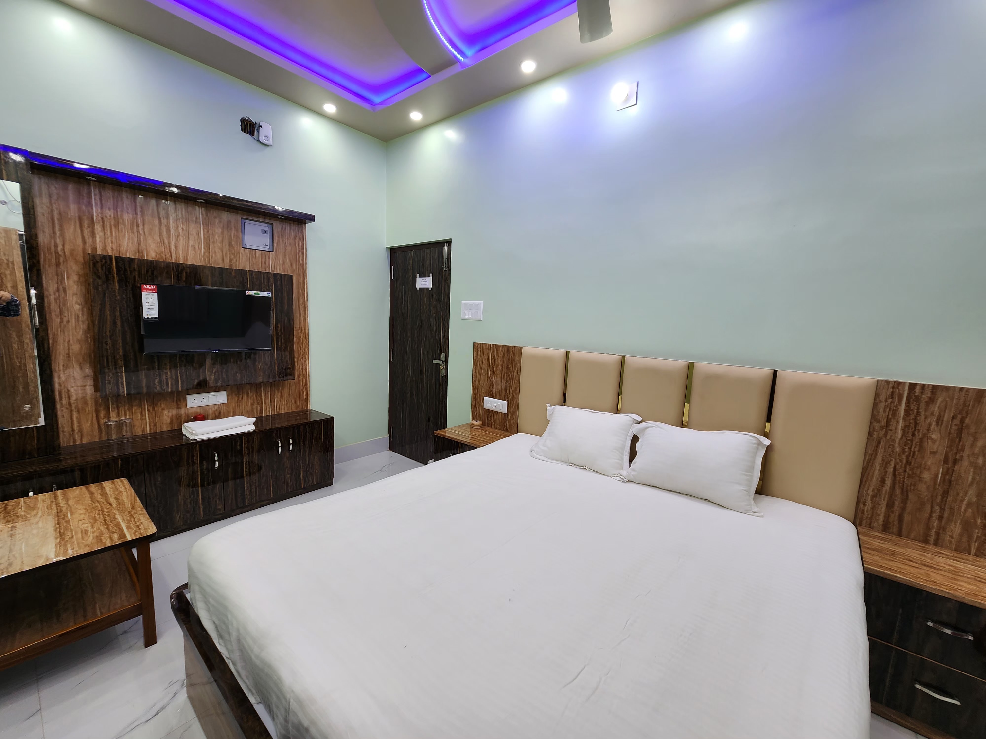 Saha Guest House & Restaurant - Tap to explore photos
