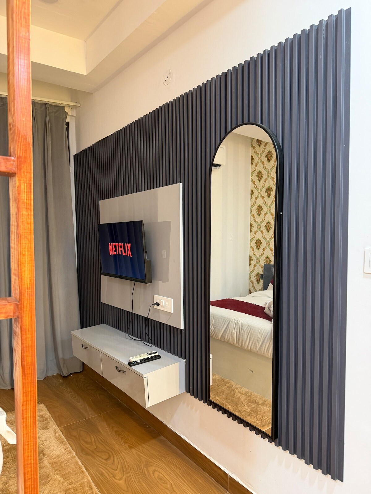 Lusso stayz- Studio apartment with projector screen - Tap to explore photos