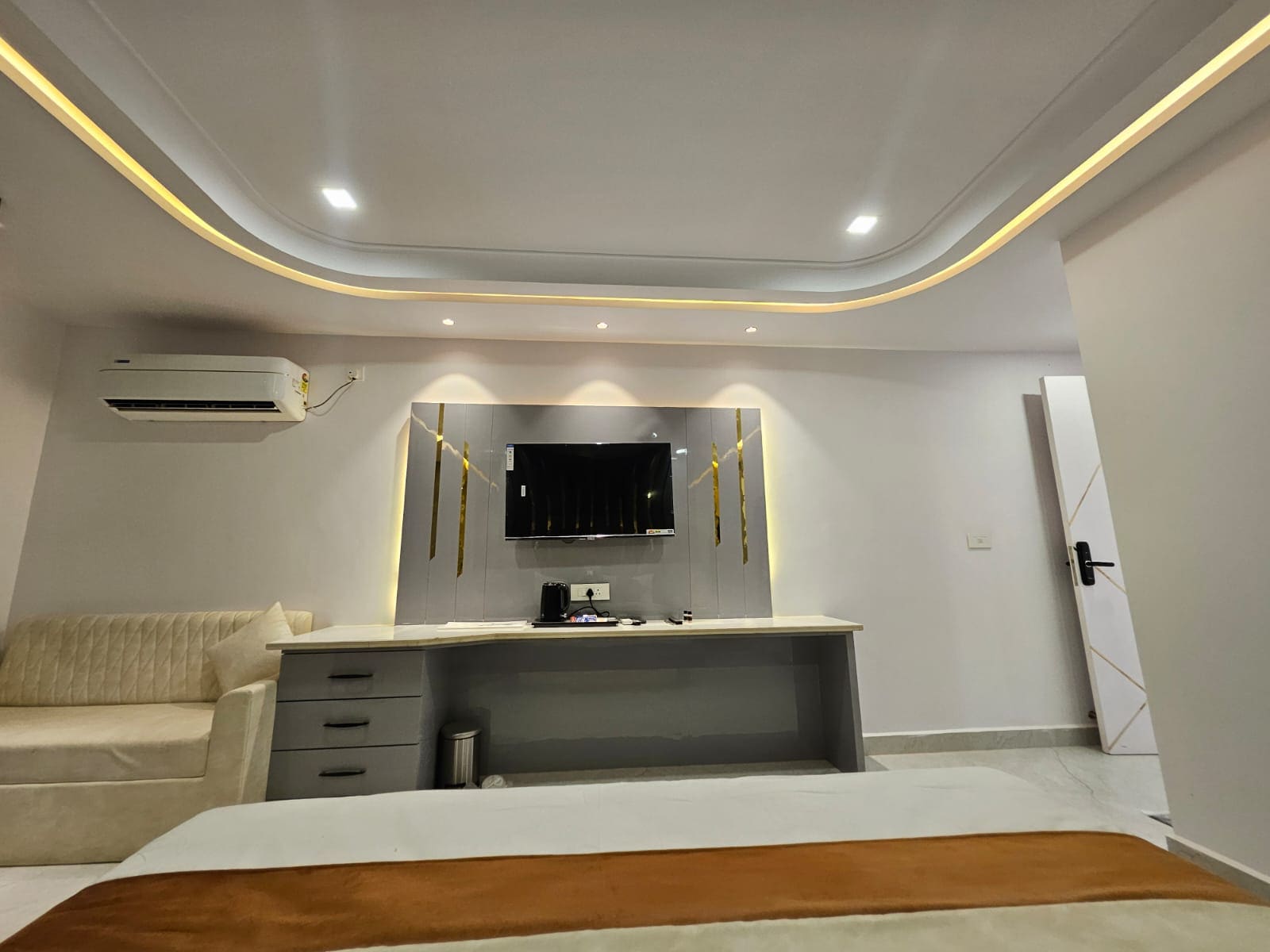 Hotel Shine - Tap to explore photos