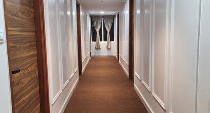 SQUARSTAY LAKEVIEW HOTEL Room Type - Luxury AC Room with King Bed