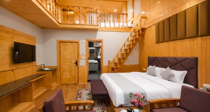 REGAL RETREAT INN Room Type - Duplex Family Suite With Balcony