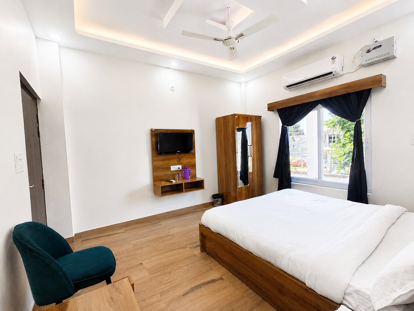 Hotel Aaradhya Shree Palace - Tap to explore photos