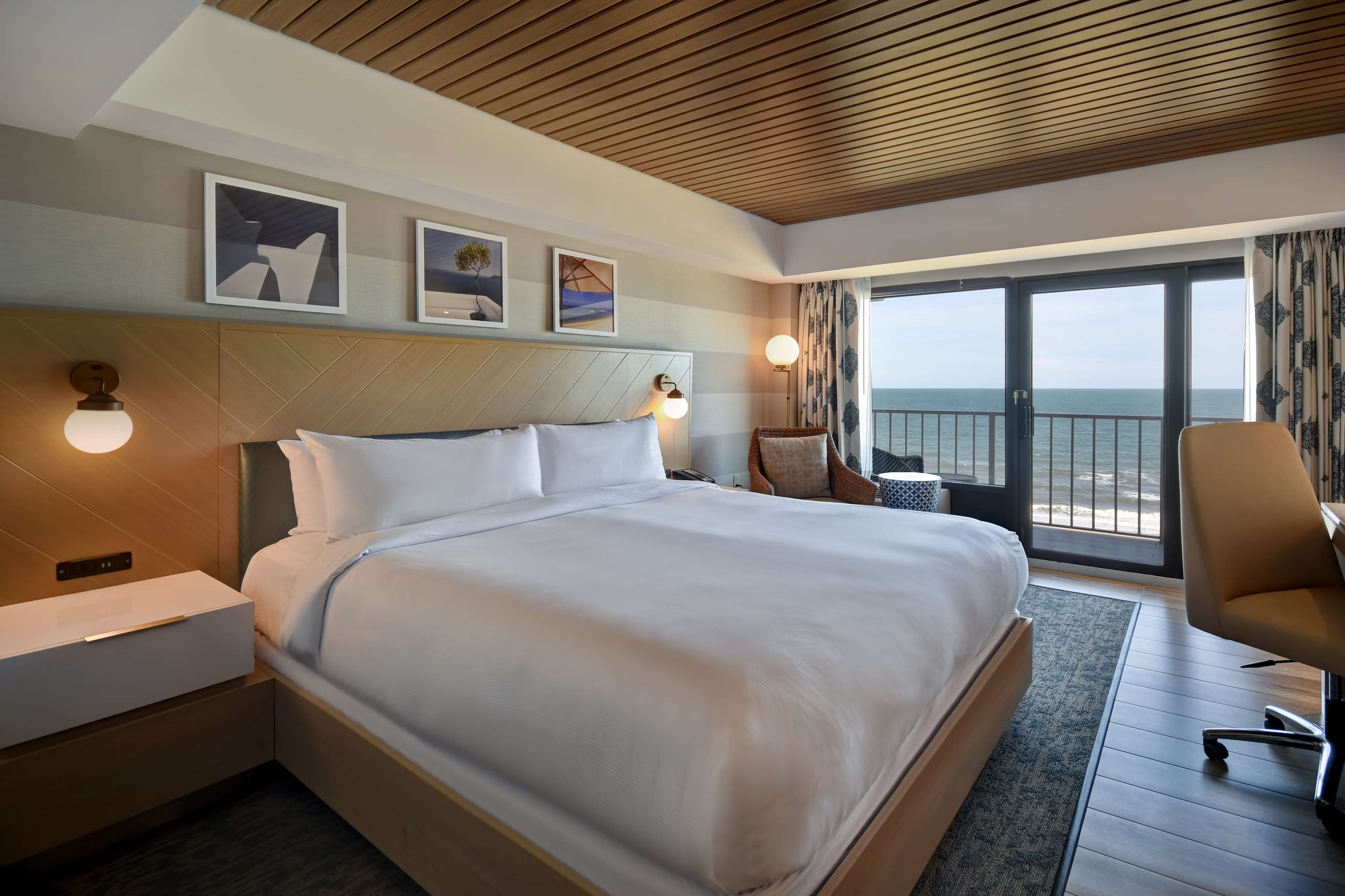 DoubleTree by Hilton Virginia Beach Oceanfront South - Tap to explore photos