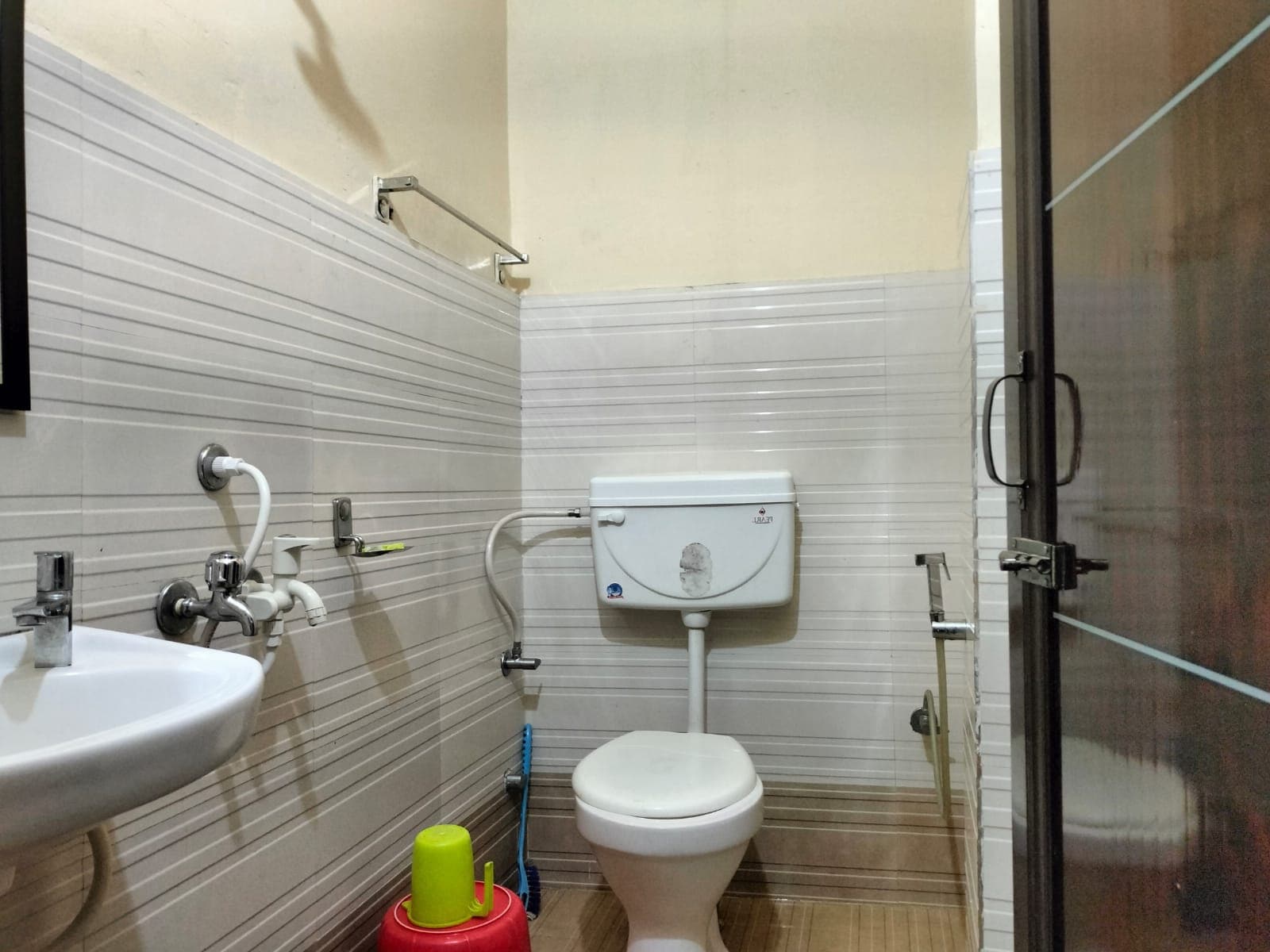 Green Hotel - Tap to explore photos