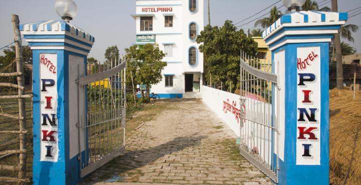 Hotel Pinki - Tap to explore photos