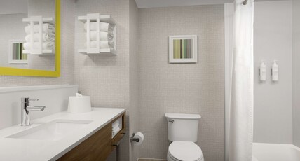 Hampton Inn & Suites Altamonte Springs Room Type - 1 KING HRG ACC W SOFABED