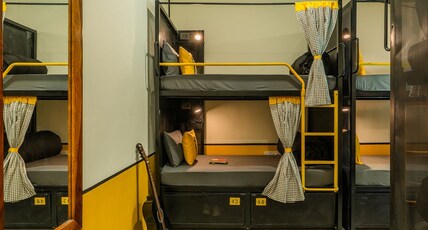 The Hosteller Bam Udaipur, Artist House Room Type - Bed in 6 Bed Mixed Dormitory with Pool View