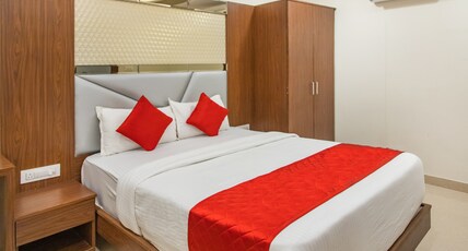 Hotel Hometown - Near BKC Room Type - Deluxe Double Room