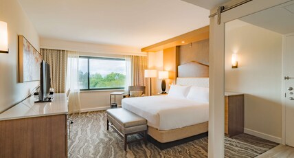 Hilton Denver Inverness Room Type - 1 KING BED GOLF VIEW Hilton Denver Inverness Room Type - 1 KING BED GOLF VIEW
