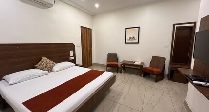 Hotel Saluja Room Type - SUPER DELUXE AC