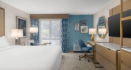 DoubleTree by Hilton Wilmington, NC Room Type - 1 KING MOB HEAR ACC W TUB