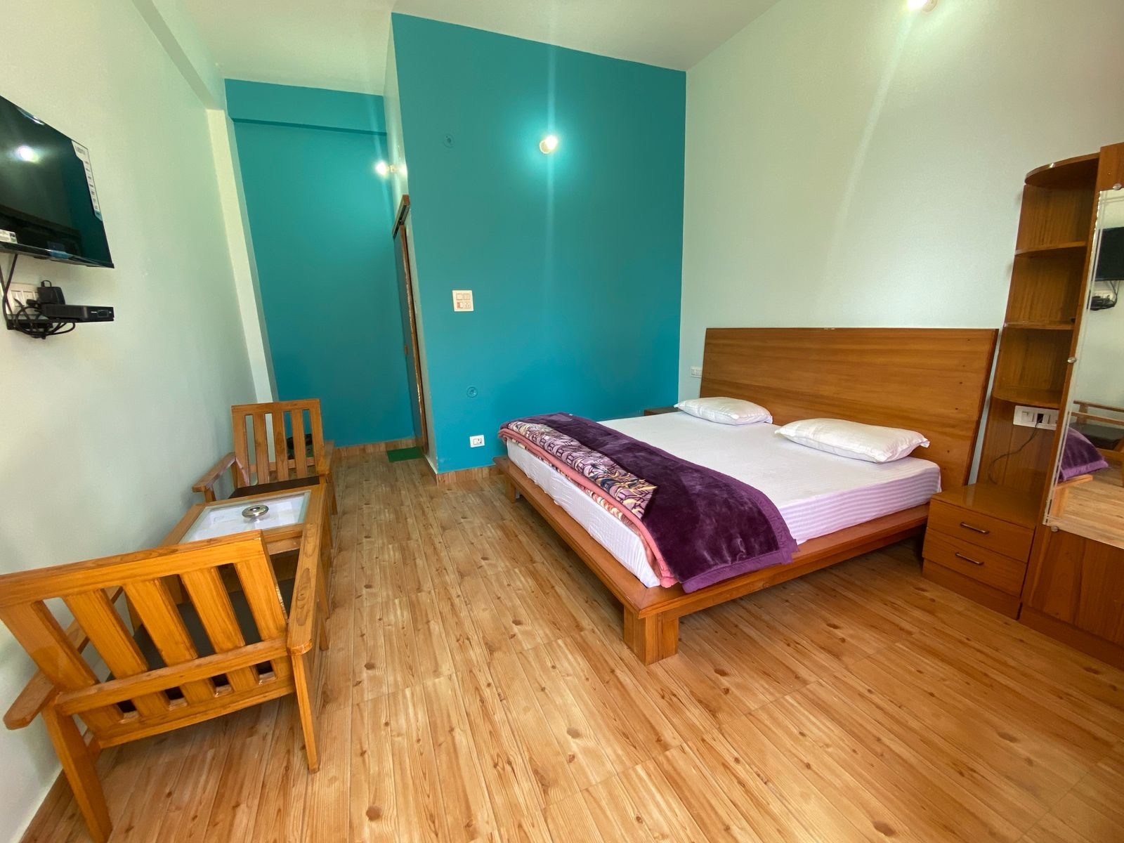 Hotel Mansarovar Inn - Tap to explore photos