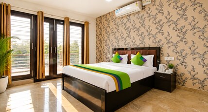Posh Classic  Huda City Center Metro Room Type - Deluxe Room with Balcony