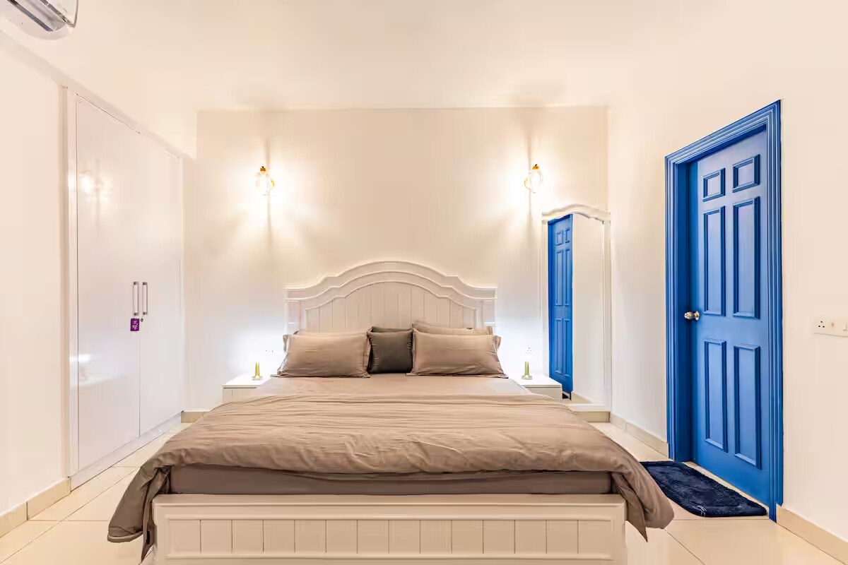Brighton Blue Luxe Studio Apartment - Tap to explore photos