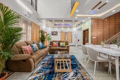 Splendor Lux 5BHK Pool Villa by Susan Homestay