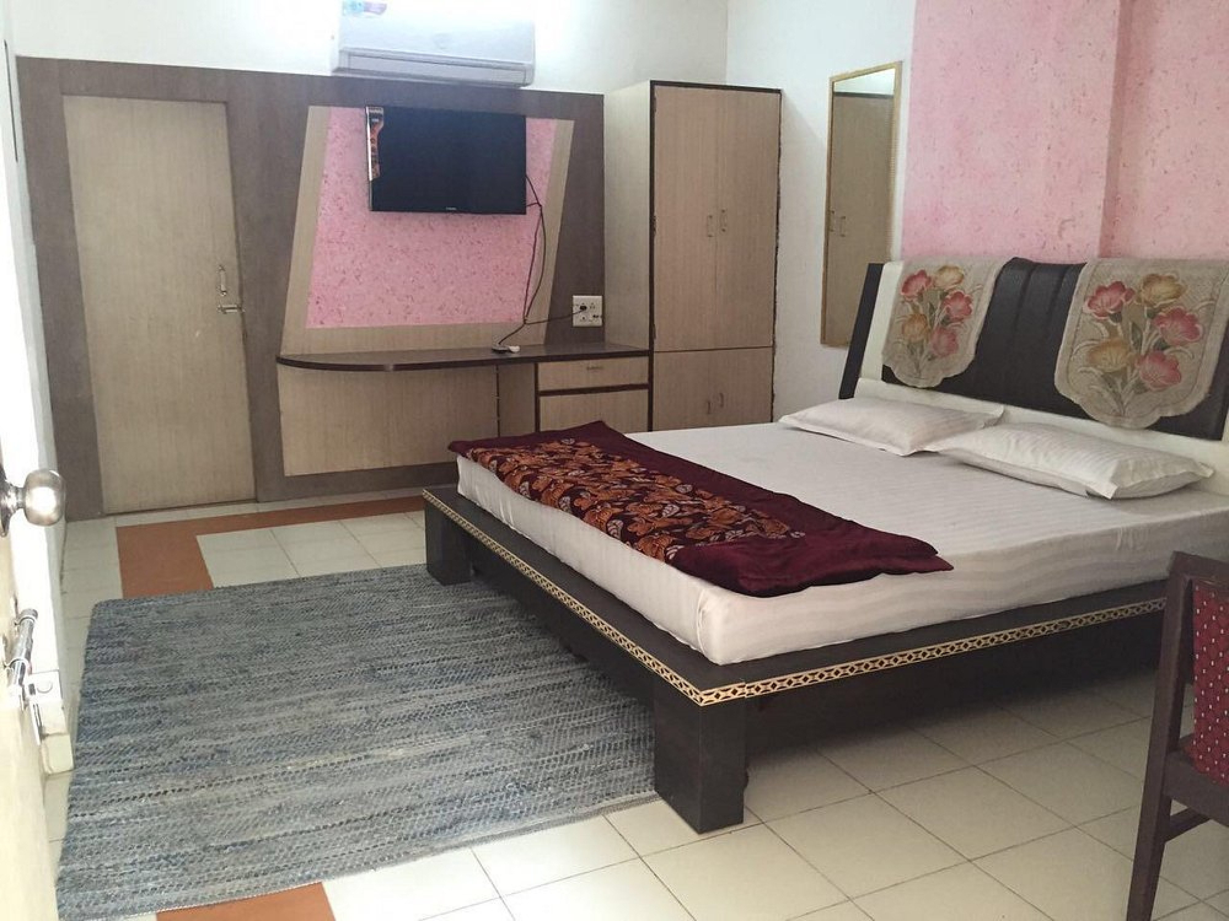 Shakun Hotel - Tap to explore photos