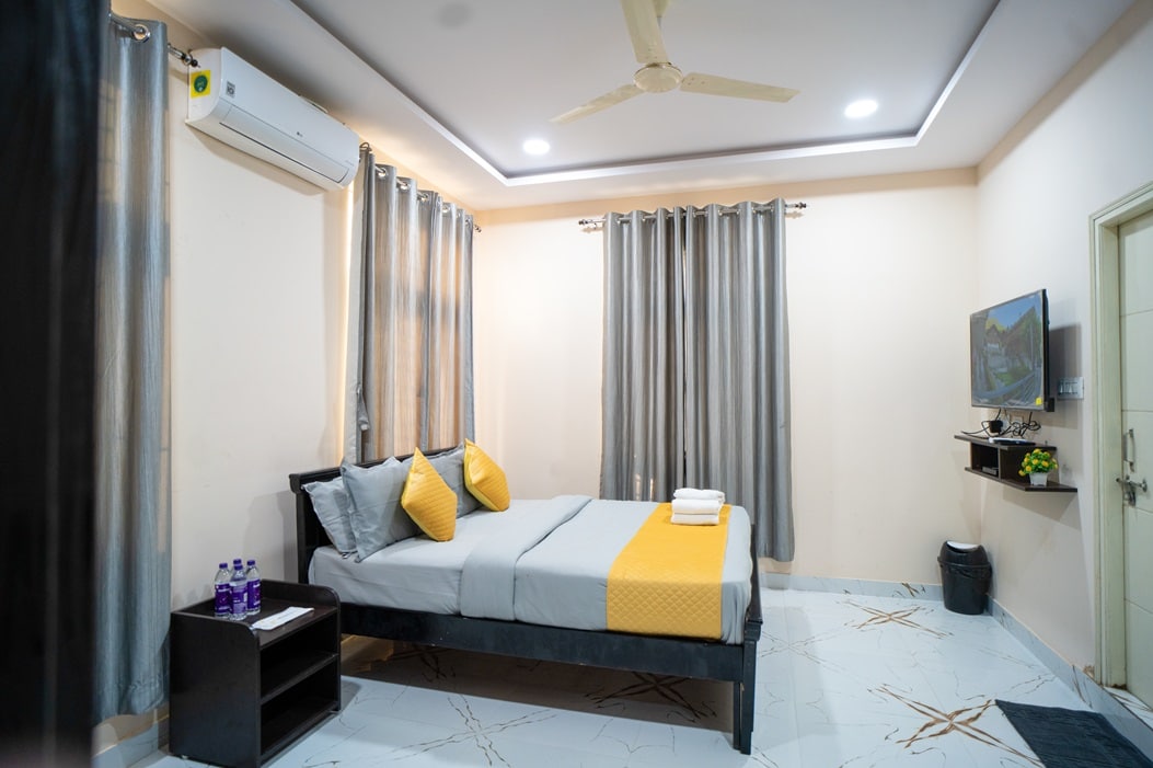 Hotel Yellow Bells Gachibowli - Tap to explore photos