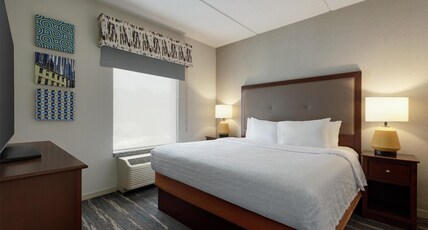 Hampton Inn & Suites by Hilton Pittsburgh/Harmarville Room Type - 1KNG STE MIC FRIDG WTBR NS