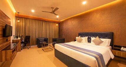 Home Town Galleria Manipal Room Type - Deluxe King Bed Room