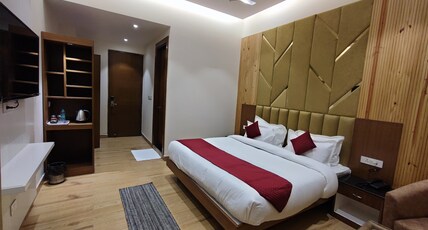 Hotel North Wood @ Mall Road (Mussoorie) Room Type - Queen Balcony Room (Rooms with Private Balcony)