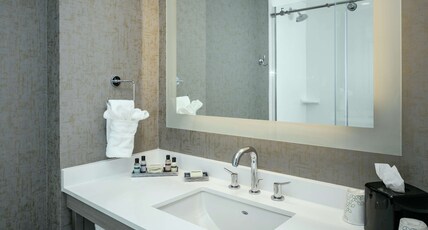 Hilton Garden Inn Seattle Bellevue Downtown Room Type - 1 KING BED 1 BEDROOM SUITE