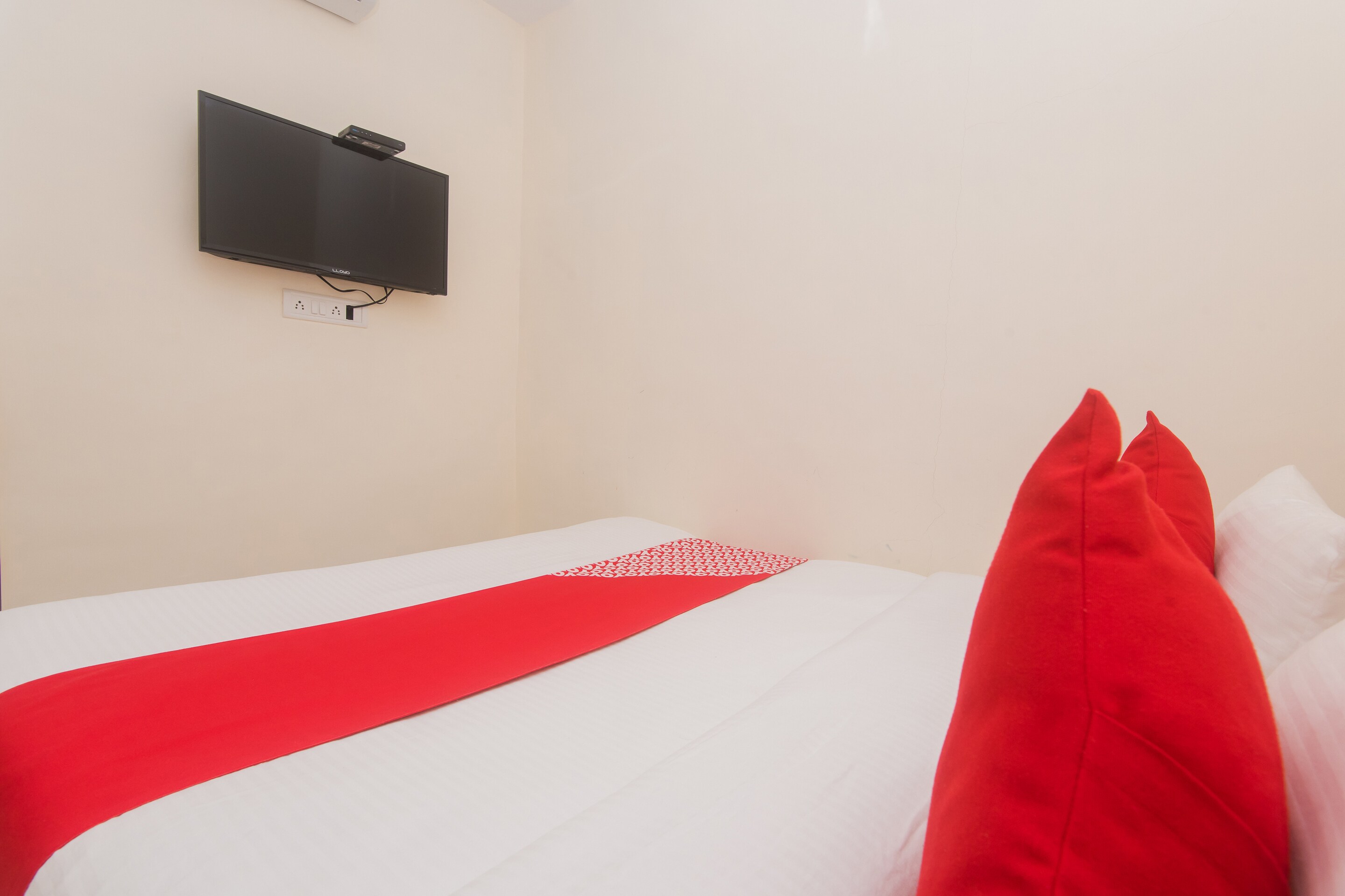 OYO Flagship 23259 Hotel Galaxy Inn - Tap to explore photos
