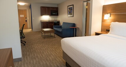 Holiday Inn Express & Suites ELKHART-SOUTH Room Type - 1 King 2 Queen Suite