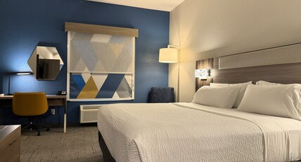 Holiday Inn Express Boonville, an IHG Hotel Room Type - 1 King Bed Suite Sofa Bed