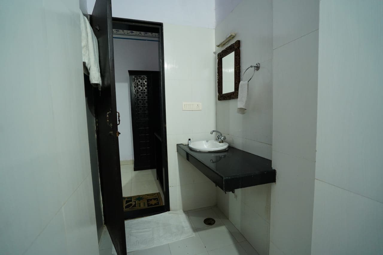 Jal Mahal Haveli Hotel ( Near Jal Mahal ) - Tap to explore photos