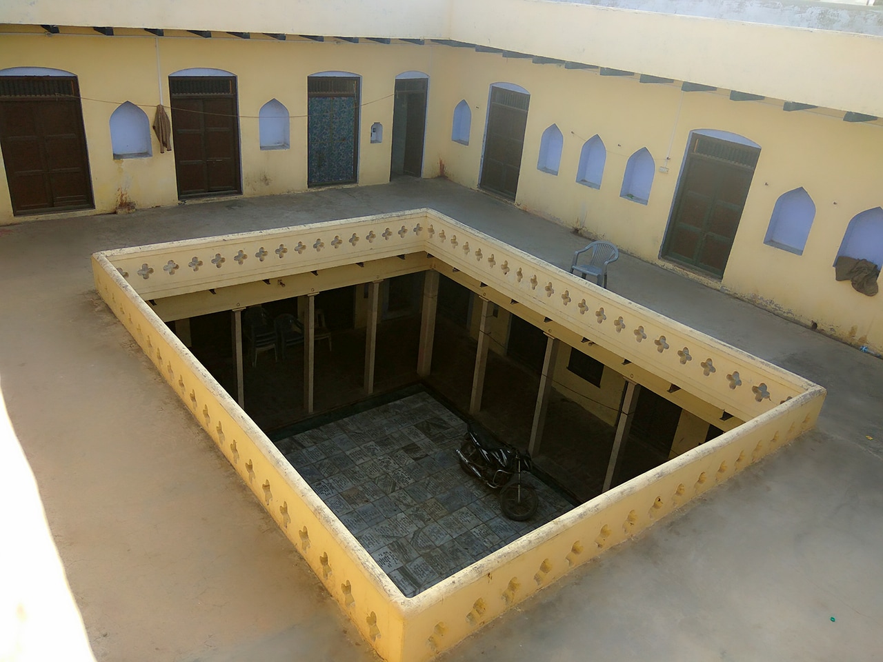 Girriraj Bhawan Bengali Ashram - Tap to explore photos