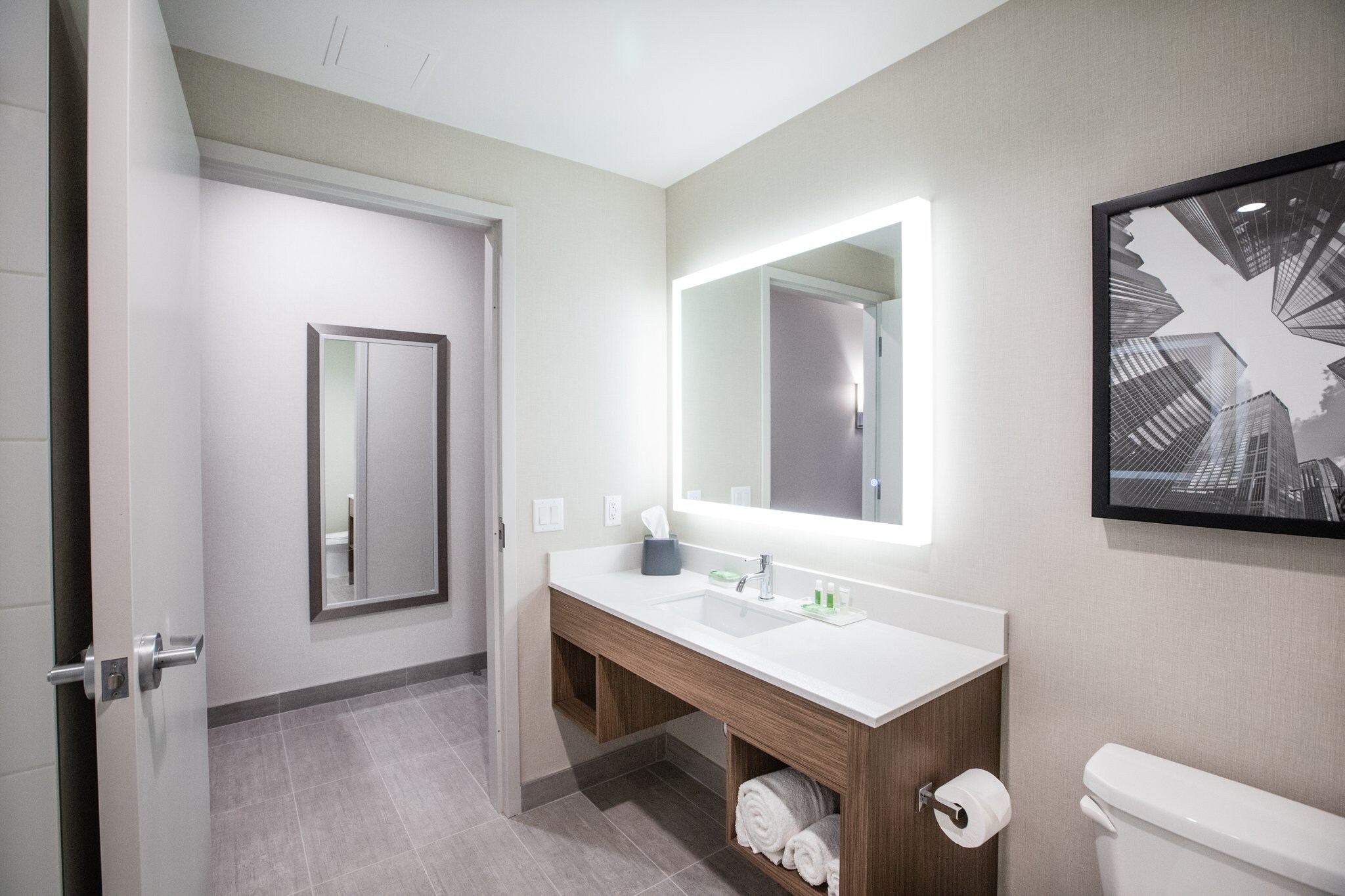 Holiday Inn & Suites Calgary South - Conference Ctr - Tap to explore photos