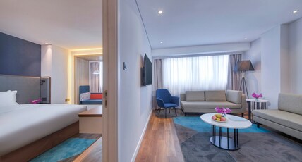 Holiday Inn Express Shanghai Jinshan Room Type - 1 King Ste Additional Living Area Top FL