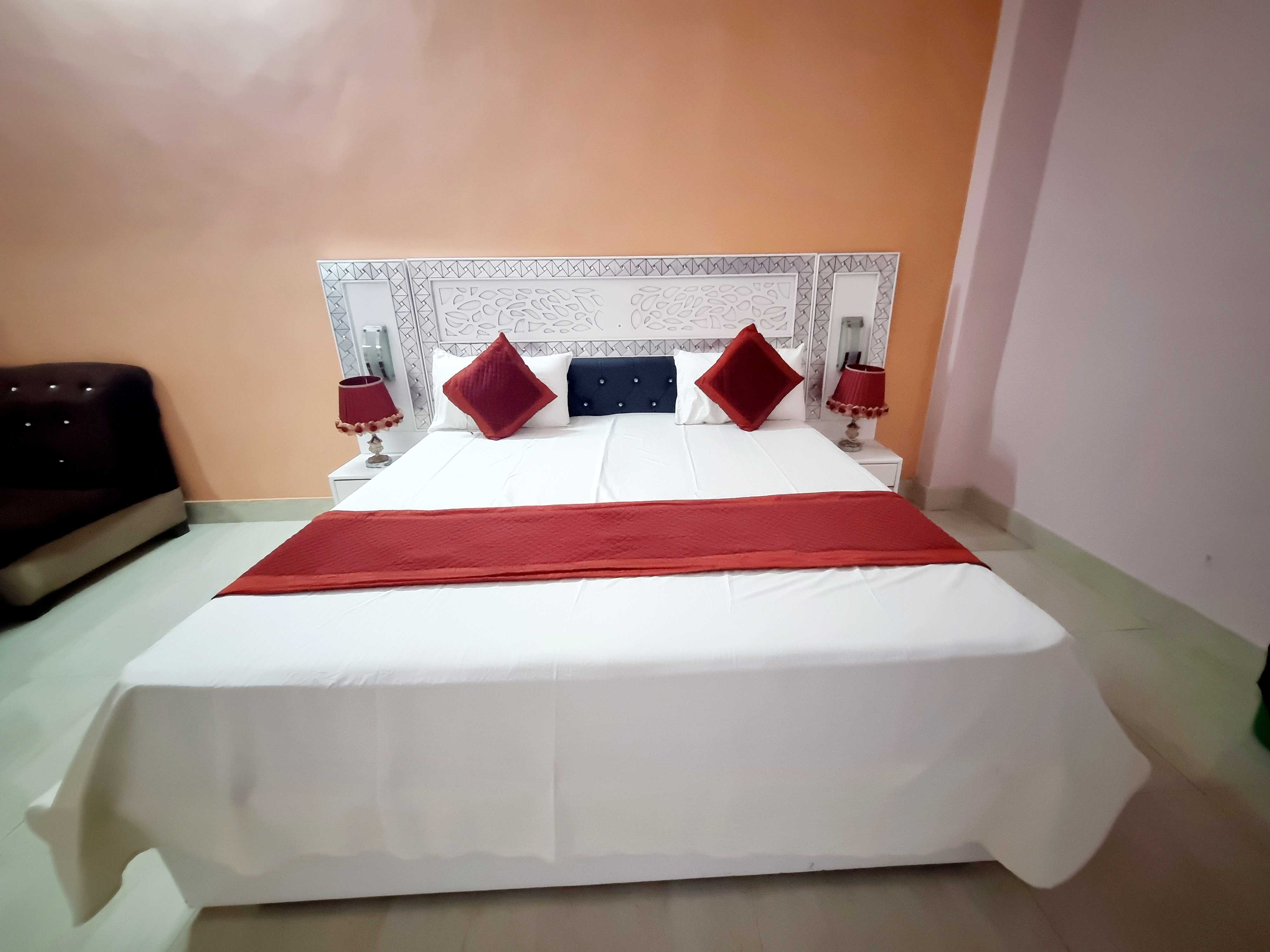 Hotel O HOTEL MANNAT - Tap to explore photos