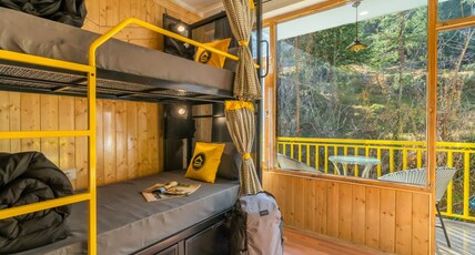 The Hosteller Manali, Old Manali Room Type - Bed in 6 Bed Mixed Dormitory with Balcony