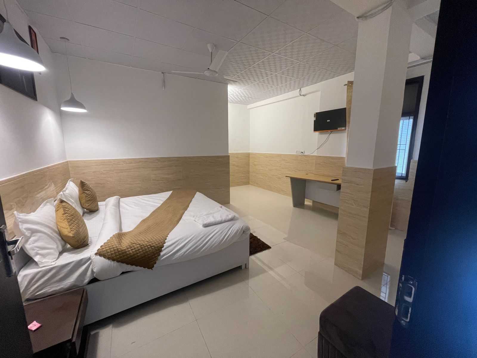 OYO 821905 Hotel Relx In - Tap to explore photos