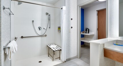 Holiday Inn Express & Suites Gainesville I-75 Room Type - 1 King Suite Mobil Access Roll Shwr