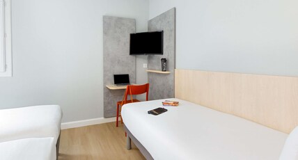 ibis budget Toulon Centre Room Type - TRIPLE - Room for 3 people with 3 single beds