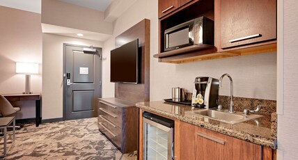 DoubleTree by Hilton Denver International Airport Room Type - 2 QUEENS 1 ROOM SUITE