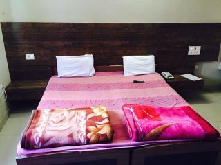 hotel skylark - Tap to explore photos