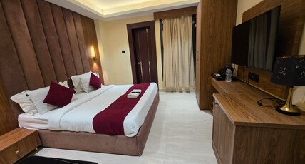 HOTEL SS4 CRYSTALS Room Type - Deluxe Room
