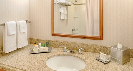 Hilton Seattle Airport & Conference Center Room Type - 2 DOUBLE BEDS COURTYARD