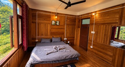 River Edge Home Stay, Sainj Room Type - deluxe room with river view 