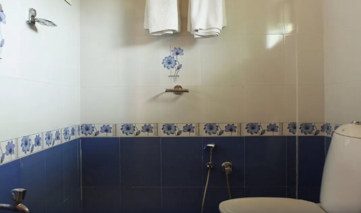 Thomson Regency - Tap to explore photos